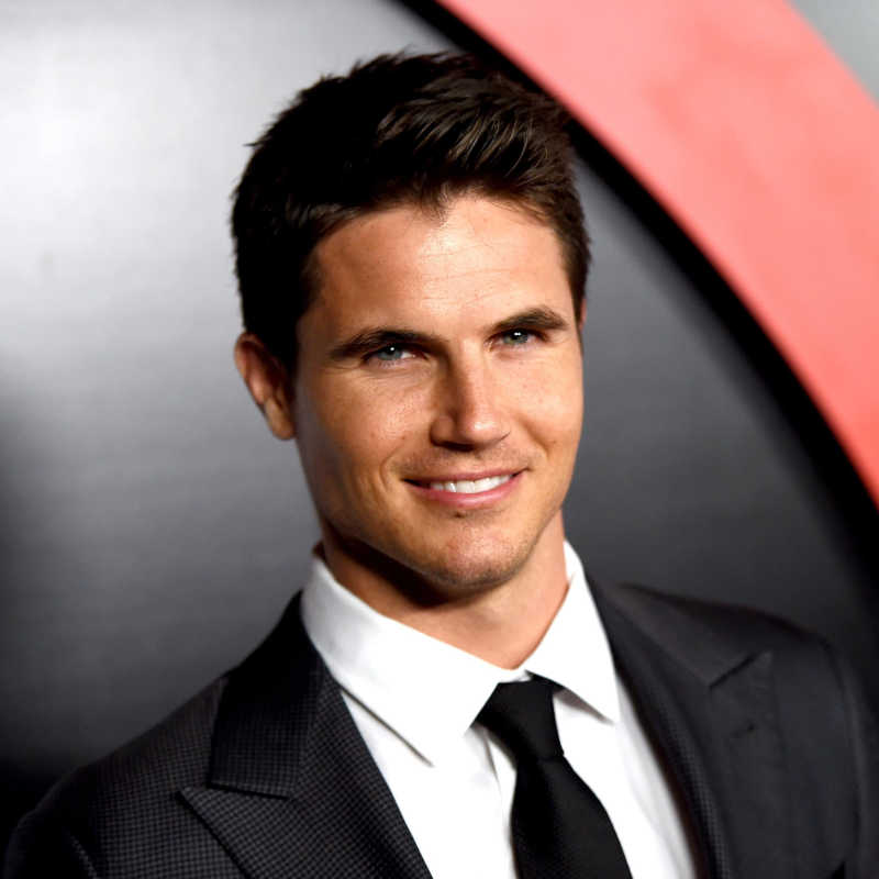 Robbie Amell Age, Net Worth, Height, Facts