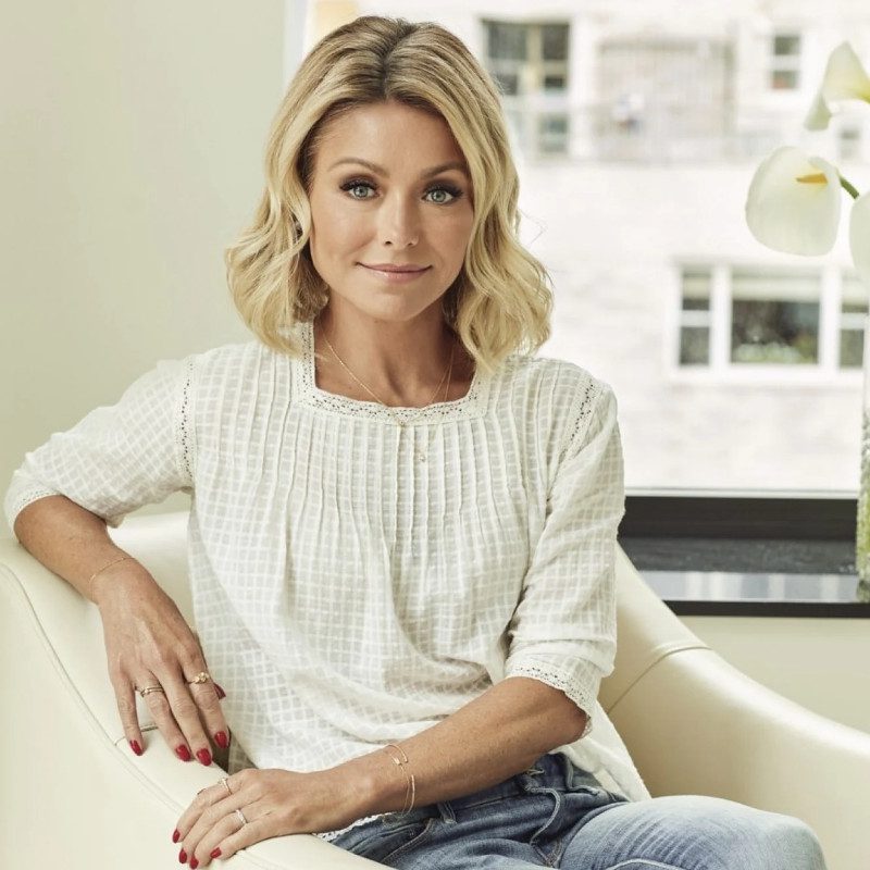 Kelly Ripa Age, Net Worth, Height, Facts