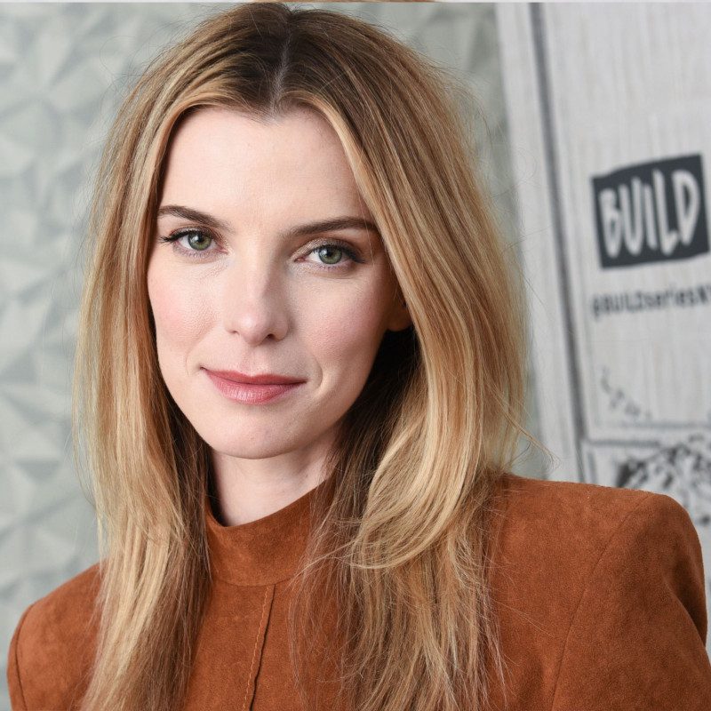 Betty Gilpin Age, Net Worth, Height, Facts